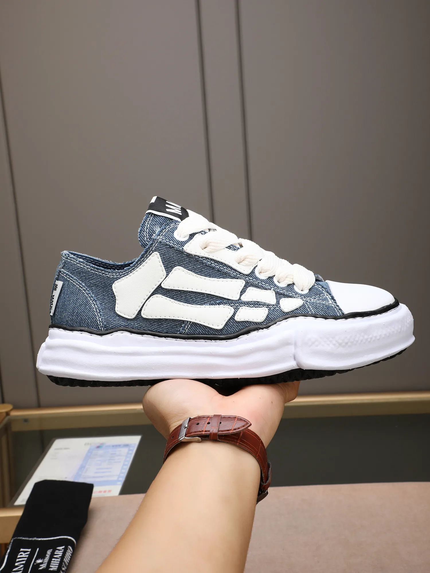 Men's shoes 💰520 AMIRI × Maison MIHARA YASUHIRO Bone Dissolving Shoes Brand Order Original Order Quality 🌈 AMIRIxMMY work together to launch joint shoes that cleverly integrate the classic designs of the two brands. The handmade clay mold soles and AMIRI's signature BONES leather embroidery details are a major feature of the shoes, showing unique craftsmanship and style 🚩 Material: upper original custom-made space Monica canvas! Lining: original technical cloth, outsole: original molded EVA foam bottom, code number: women's 35-39 (40, custom-made, non-refundable), men 39-44 (45, custom-made, non-refundable), full set of counter original packaging
